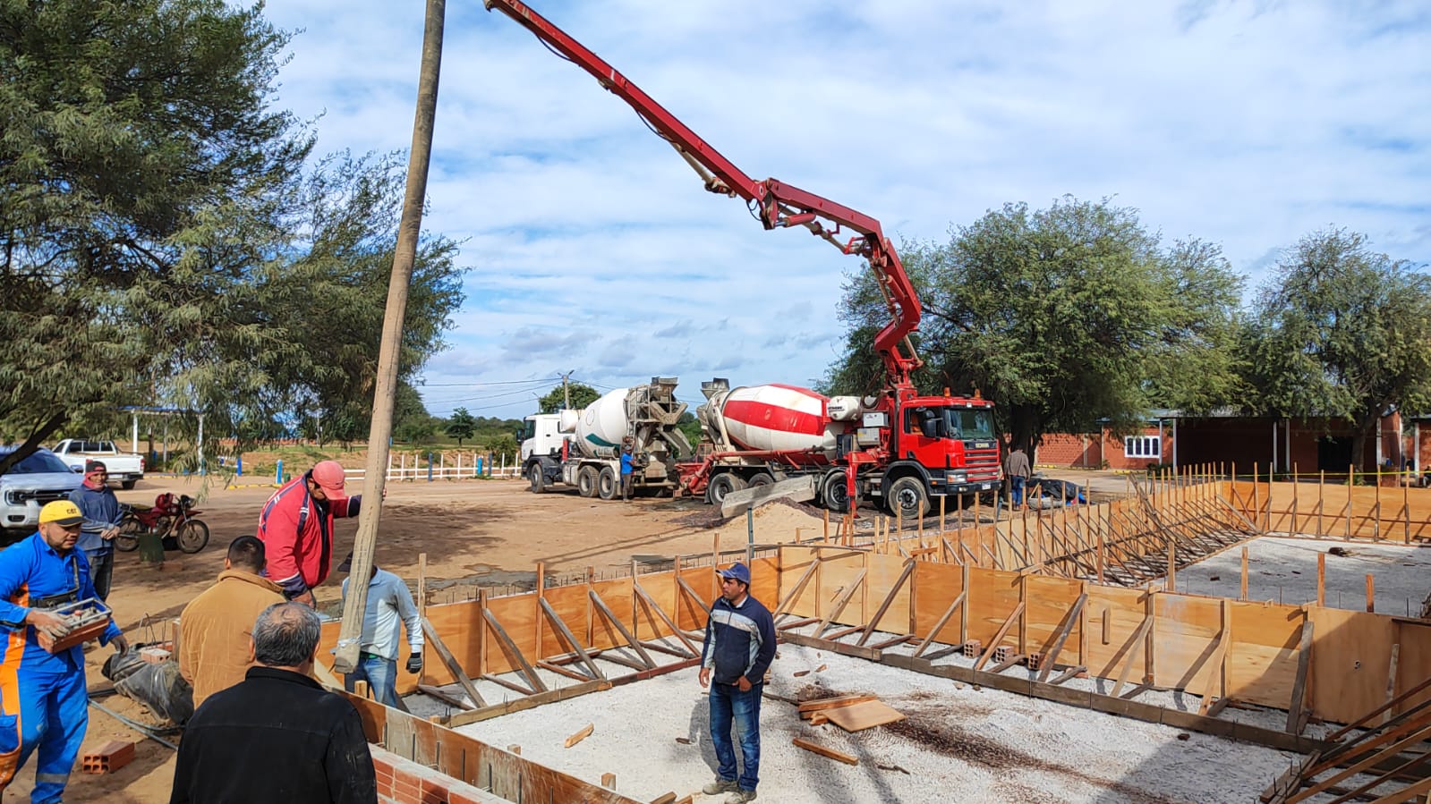 Detalle cercano de bomba de hormigon HEC