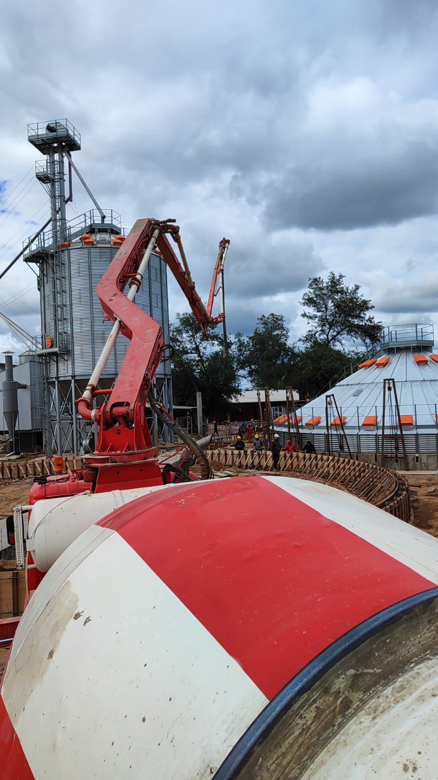 Brazo extendido de bomba de hormigon en operacion