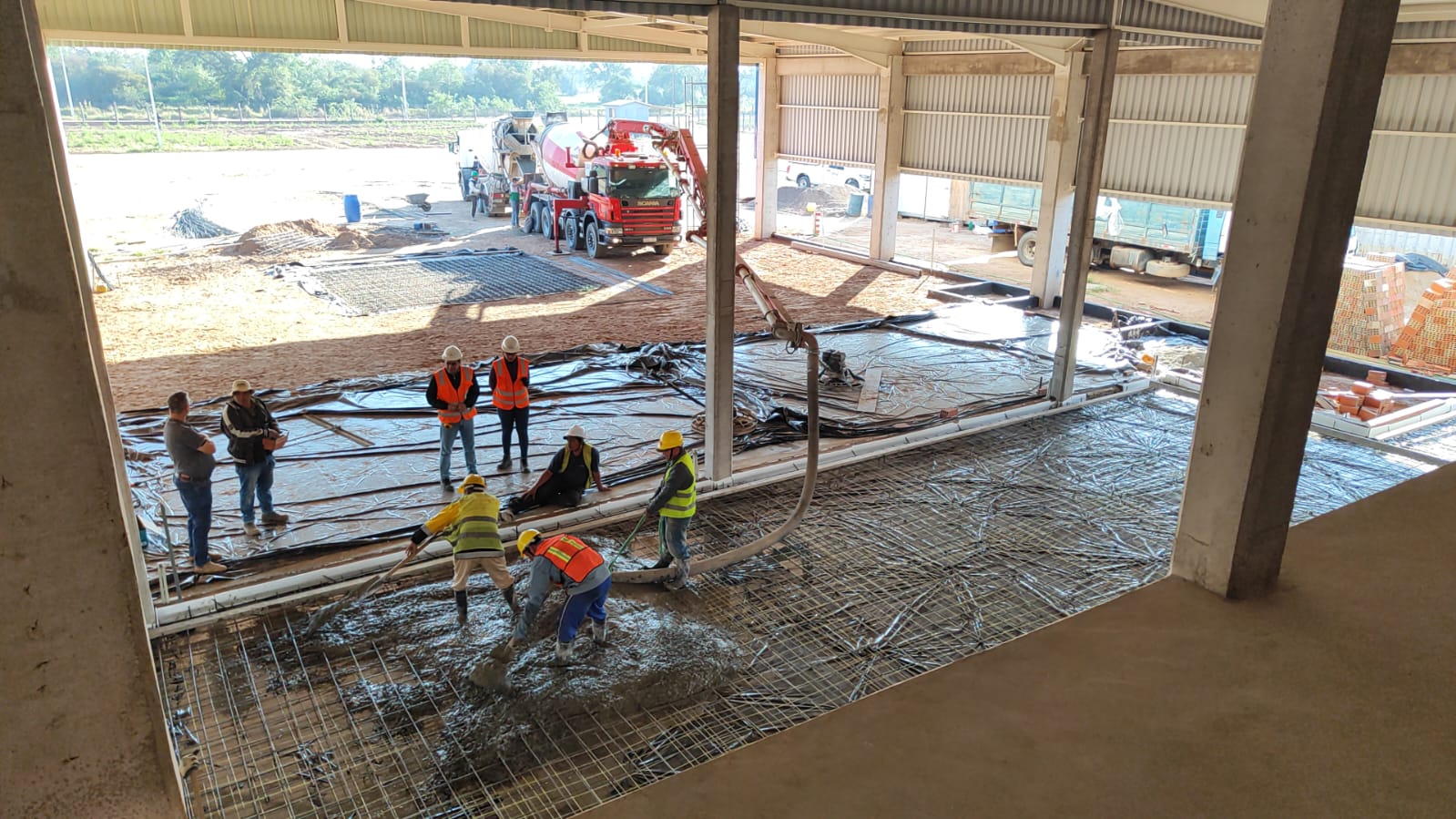 Vaciado de hormigon con equipo de HEC dentro de nave industrial