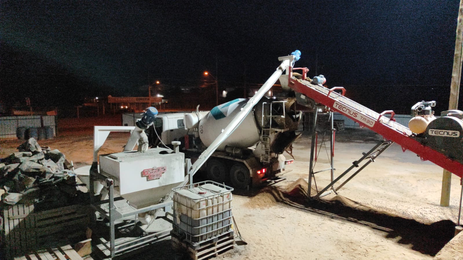 Operacion nocturna con mixer y equipo HEC
