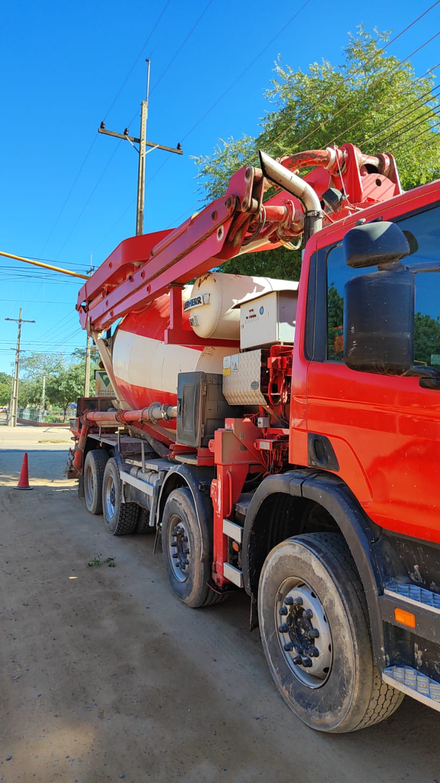 Mixer rojo de HEC en obra