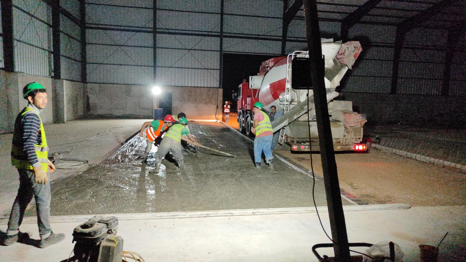 Camion mixer de HEC trabajando en vaciado nocturno